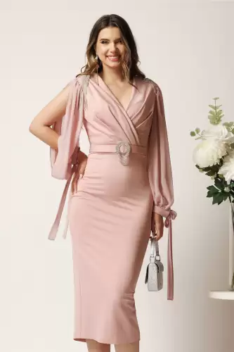 Rochie midi roz din neopren cu franjuri din strasuri la umeri si curea in talie