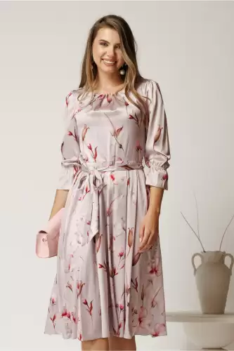 Rochie midi roz in clos din triplu voal cu imprimeuri florale si cordon in talie