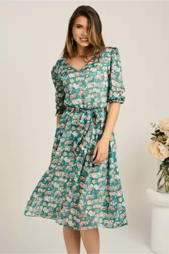 Rochie midi verde din voal in clos cu flori roz piersica si cordon in talie