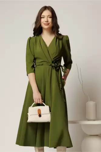 Rochie midi verde fistic din stofa in clos cu floare in talie