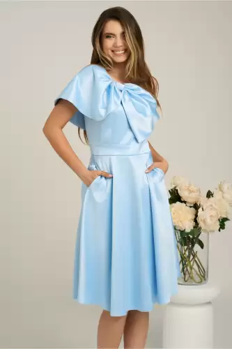 Rochie Moze eleganta din satin bleu cu funda la bust si bretea cu perle