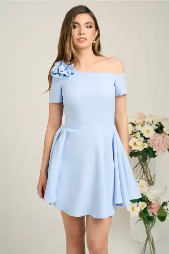 Rochie Moze eleganta din stofa bleu cu floare pe bust si umar gol
