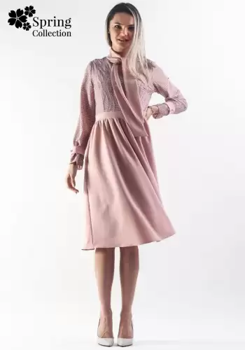 Rochie Moze roz prafuit cu guler tip esarfa si croiala in clos