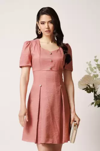 Rochie Moze scurta din brocard roz cu nasturi decorativi