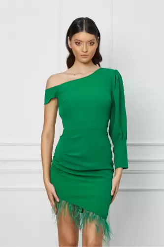 Rochie Moze verde cu pene la baza si lungime asimetrica