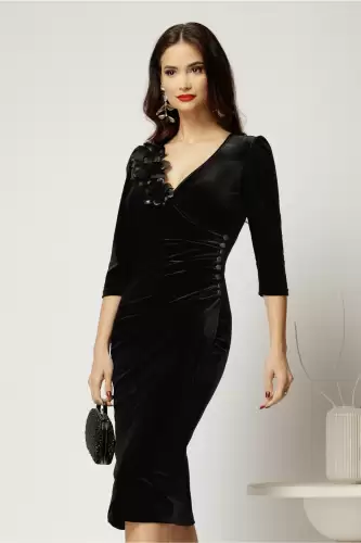 Rochie neagra din catifea cu aplicatii florale si nasturi pe talie