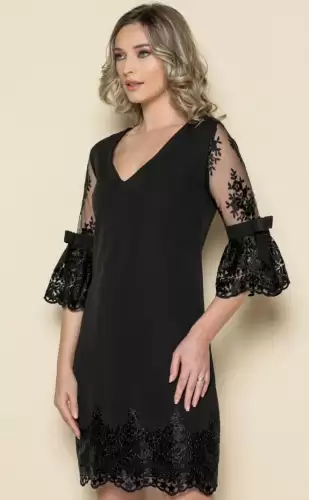 Rochie neagra eleganta cu broderie la baza si maneci clopot