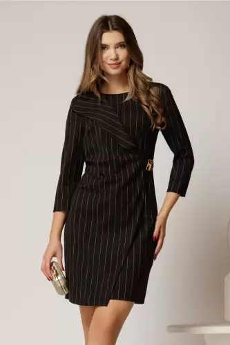 Rochie neagra scurta cu croi petrecut si dungi bej