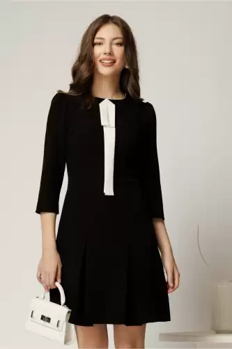 Rochie neagra scurta din stofa cu esarfa alba la decolteu