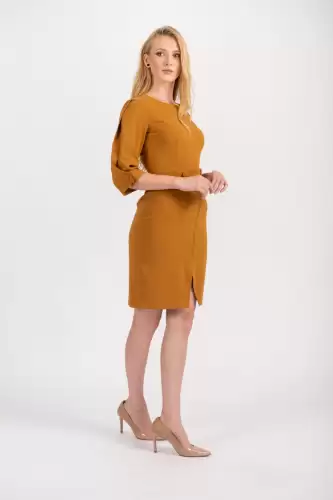 Rochie office cu aspect petrecut si slit in partea din fata