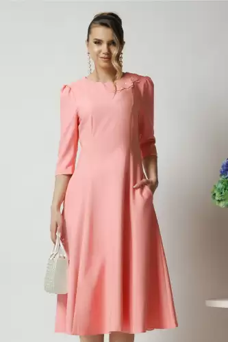 Rochie office din stofa roz cu flori la bust
