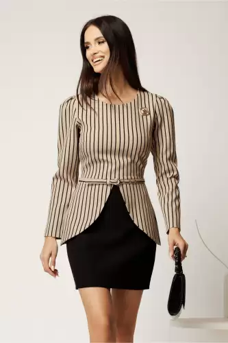 Rochie scurta bej cu dungi din stofa cu peplum in talie si fusta neagra