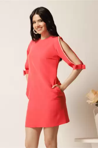 Rochie scurta corai din stofa cu croi drept si perle pe maneci