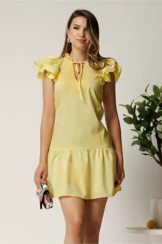 Rochie scurta galbena din triplu voal cu croi cambrat si volan la baza