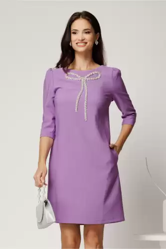 Rochie scurta lila din stofa cu croi cambrat si funda din strasuri