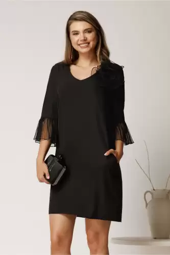 Rochie scurta neagra din stofa cu mansete din voal plisat si floare maxi