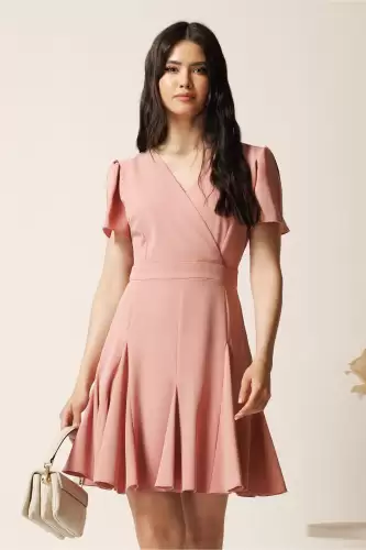 Rochie scurta roz in clin cu decolteu petrecut- Moze