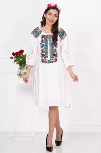 Rochie traditionala alba Aura cu flori brodate si maneci perforate