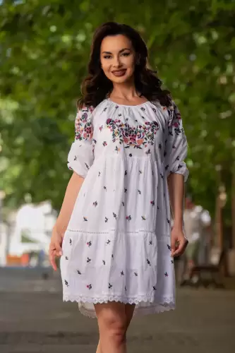 Rochie traditionala alba din bumbac Flavia in clos cu flori multicolore brodate