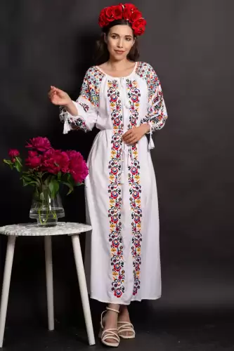 Rochie traditionala alba din vascoza Fernanda cu broderie florala