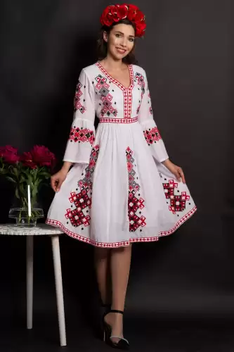 Rochie traditionala in clos Angelica cu broderie rosie si simbolul crucii