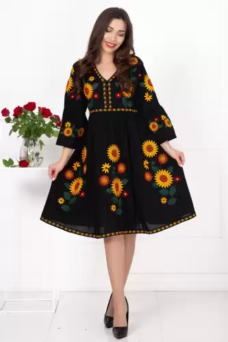 Rochie traditionala neagra Angelica cu floarea soarelui brodata