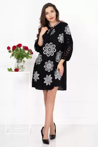 Rochie traditionala neagra Natasha cu flori brodate si maneci perforate
