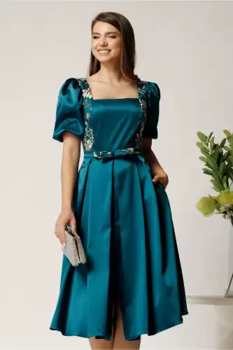 Rochie Valeria midi turcoaz din satin cu broderie florala si paiete la bust