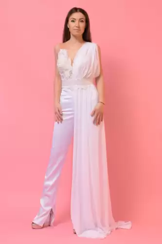 Salopeta alba din tafta elastica cu trena din voal si bust din broderie cu perle