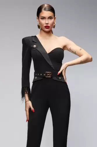 Salopeta de ocazie neagra prevazuta cu o maneca si pene