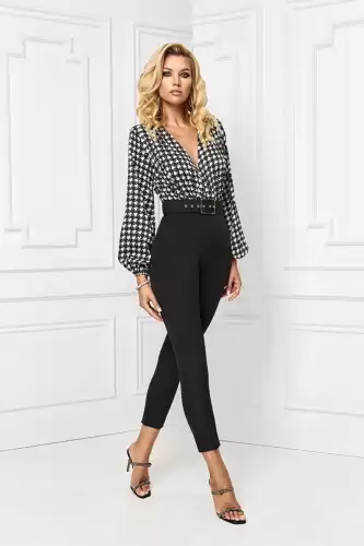 Salopeta eleganta neagra cu partea superioara cu imprimeu alb