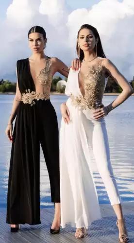 Salopeta neagra cu trena si broderie in partea superioara