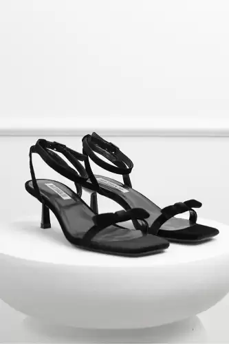 Sandale negre din catifea cu barete subtiri si fundita