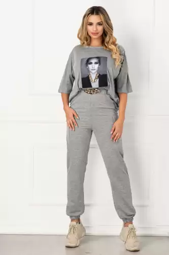 Trening trendy gri cu imprimeu si lant auriu decorativ